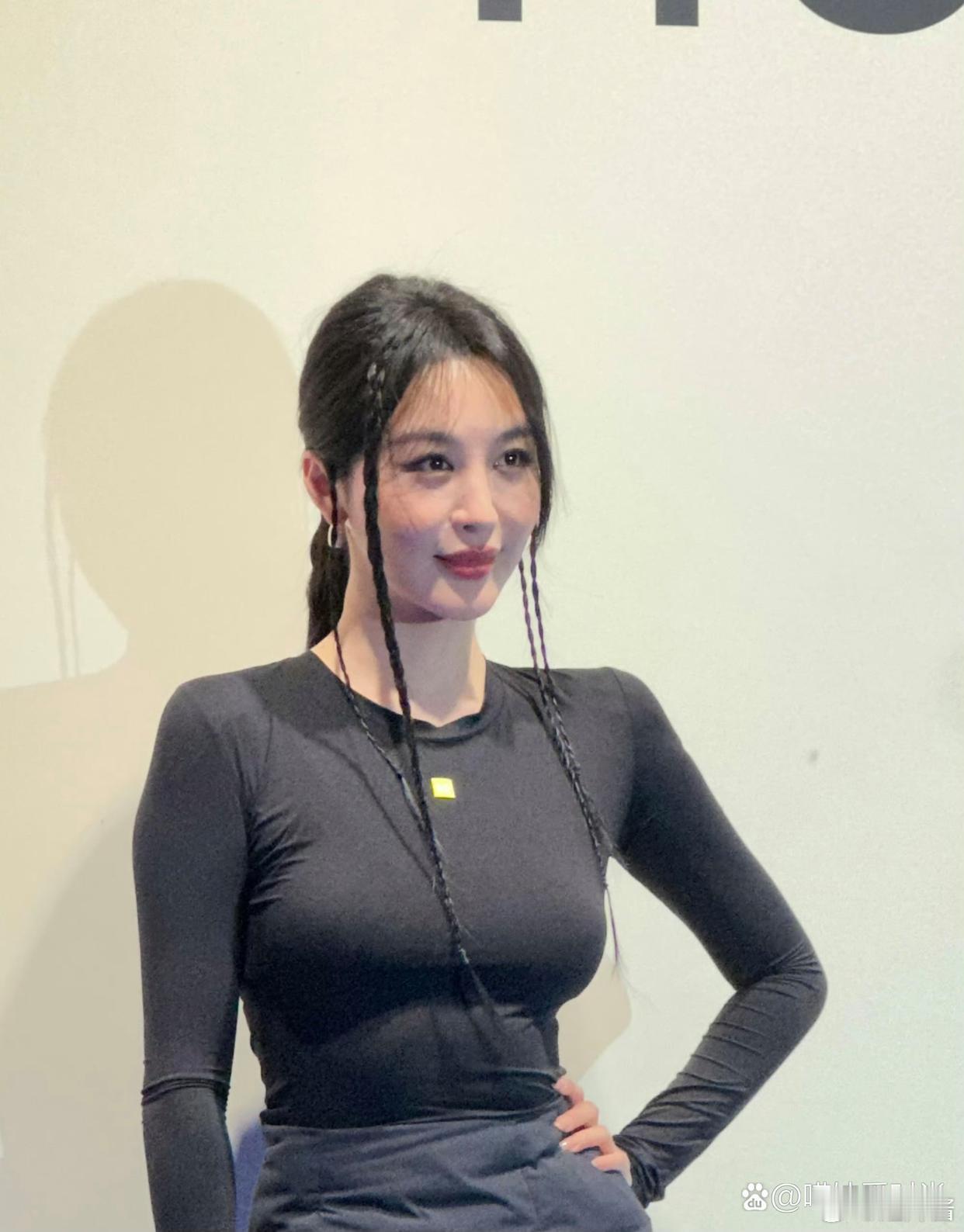 李菲儿穿秋衣参加活动，对自己身材好自信，事业线确实傲人，秋衣太显肚子了。 ​​​