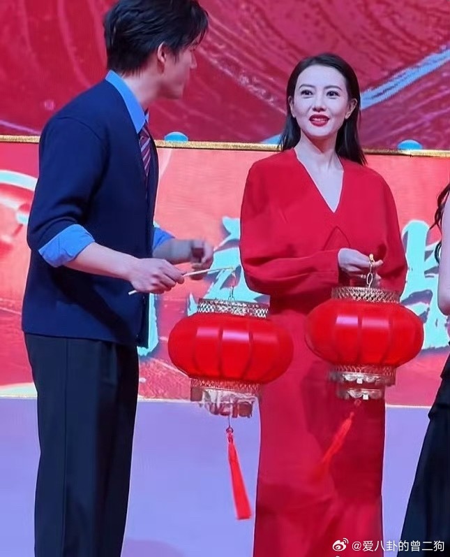 王安宇暗示高圆圆站错位置高圆圆这波站错队也太可爱了吧哈哈哈！明显是被张天爱吸引了