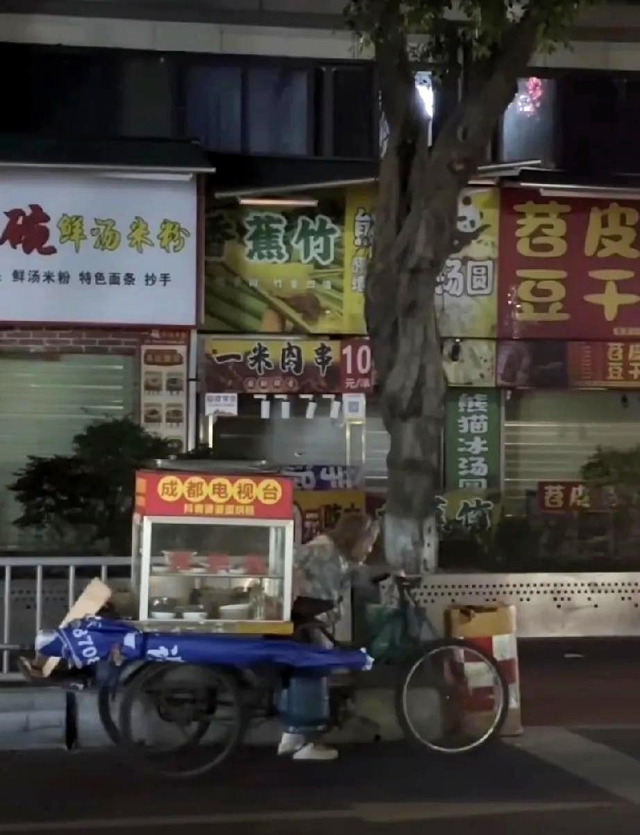 今天偶然刷到成都网红蛋烘糕奶奶，现在网上一边倒的都在网爆她，说他用穿过的裤衩当抹