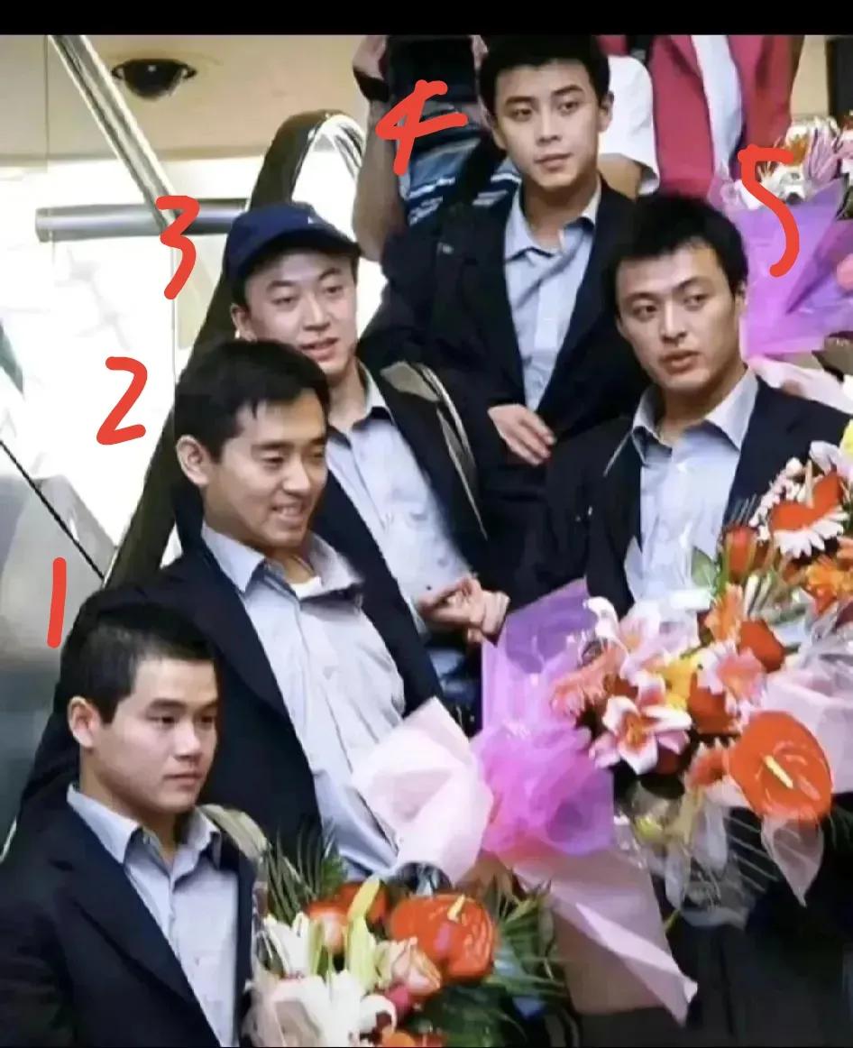 满屏的青春帅气，如果非要分出个子丑寅卯来，我的感觉是这样的：4＞2＞5＞1＞3，
