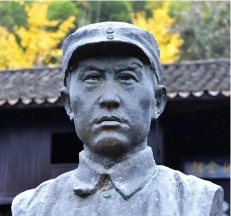 1939年6月24日，安徽肥东县青龙场传来一声清脆枪响，新四军头号战将，级别比粟