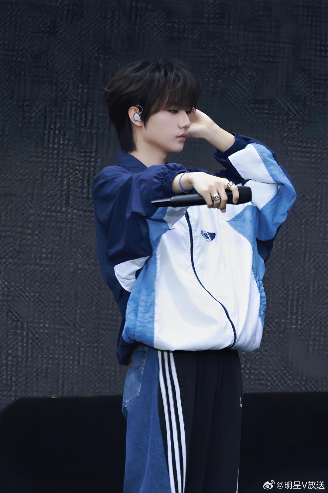 张子墨你根本没长大 同款小调皮实锤！上网课啃苹果、直播偷瞄手机，神态一模一样，真