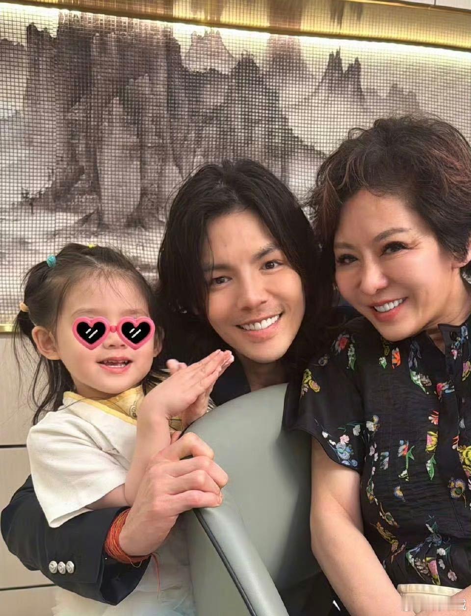 向佐翻看老照片重新认识妈妈 向太年轻时的时尚美到骨子里，向佐却把妈妈的风格一通乱