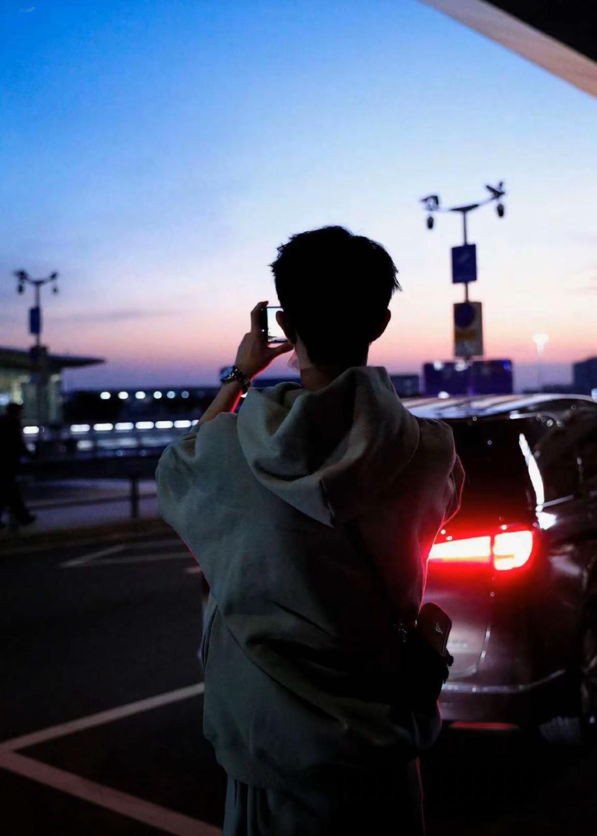 只靠背影都能认出的人只有他了吧，他真的很喜欢摄影[心][心] ​​​