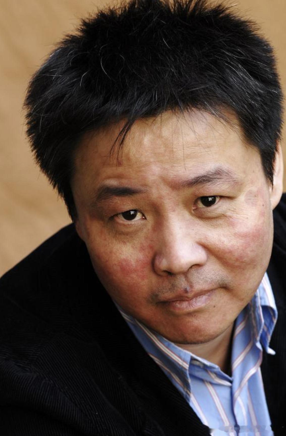 余华新作遭差评 《活着》其实也是泡沫，它的一纸风行，有多少是张艺谋电影版的功劳？