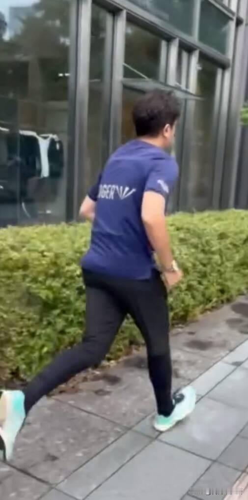 沈伯洋今天在日本狂奔
为什么？
他的解释是着急跟朋友见面
但是有台湾网友眼见
说