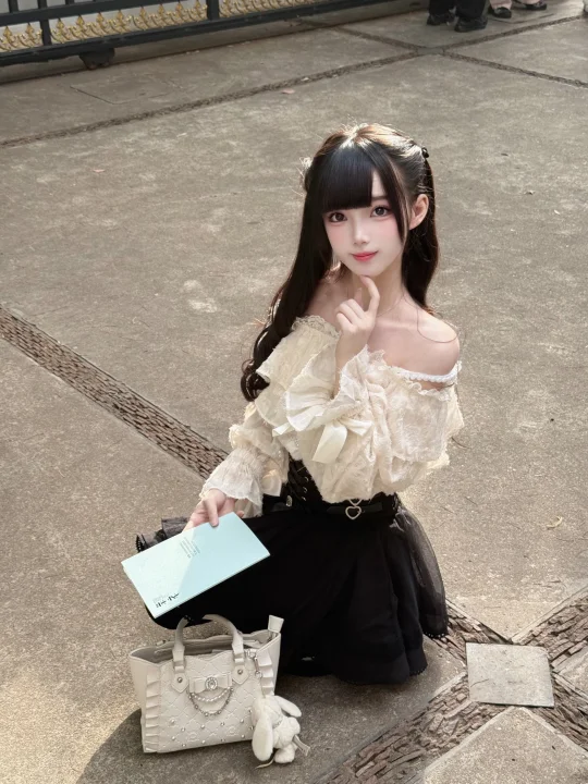 rojita你有这么美的一字肩设计