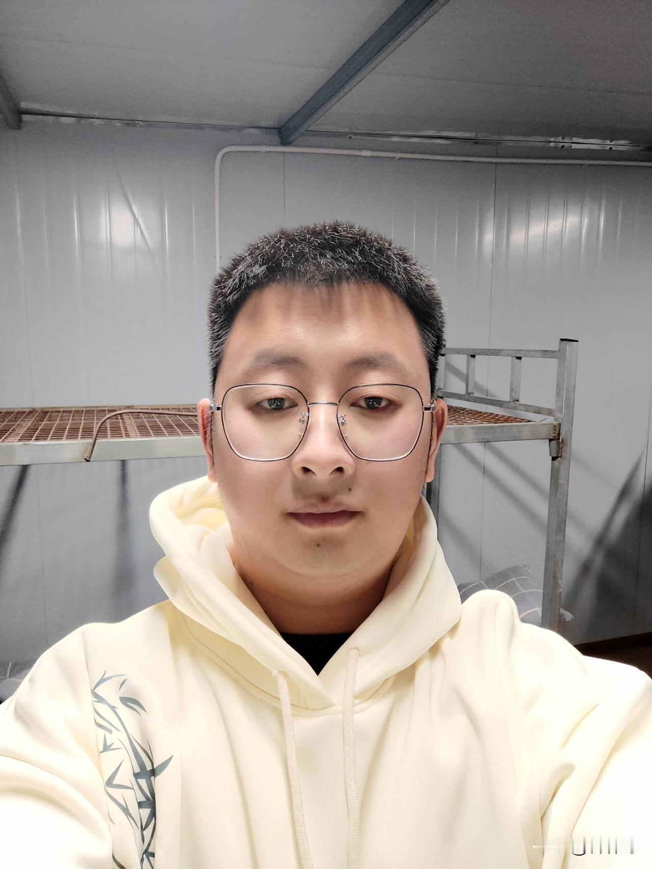 哪件衣服好看？我是真看不出来
都说我的衣品太差，像个中老年[捂脸][捂脸][捂脸