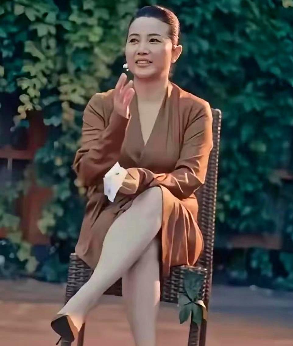 镜头一推近，肩颈线条干净，皮肤白净有光，站在灯下像刀砥过的玉，还是旧时那股劲。