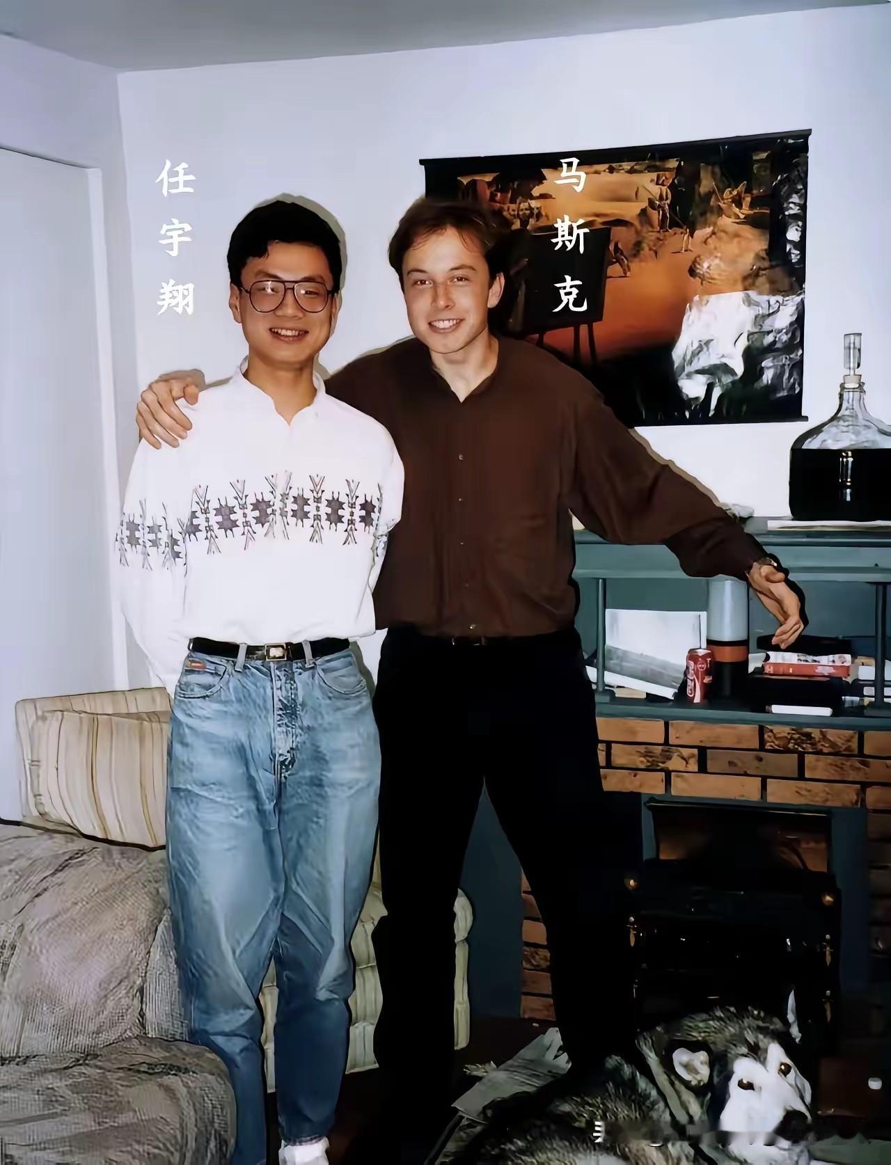 这张老照片里，是两个意气风发的年轻人。
一个是未来的“硅谷钢铁侠”，一个是他斯坦