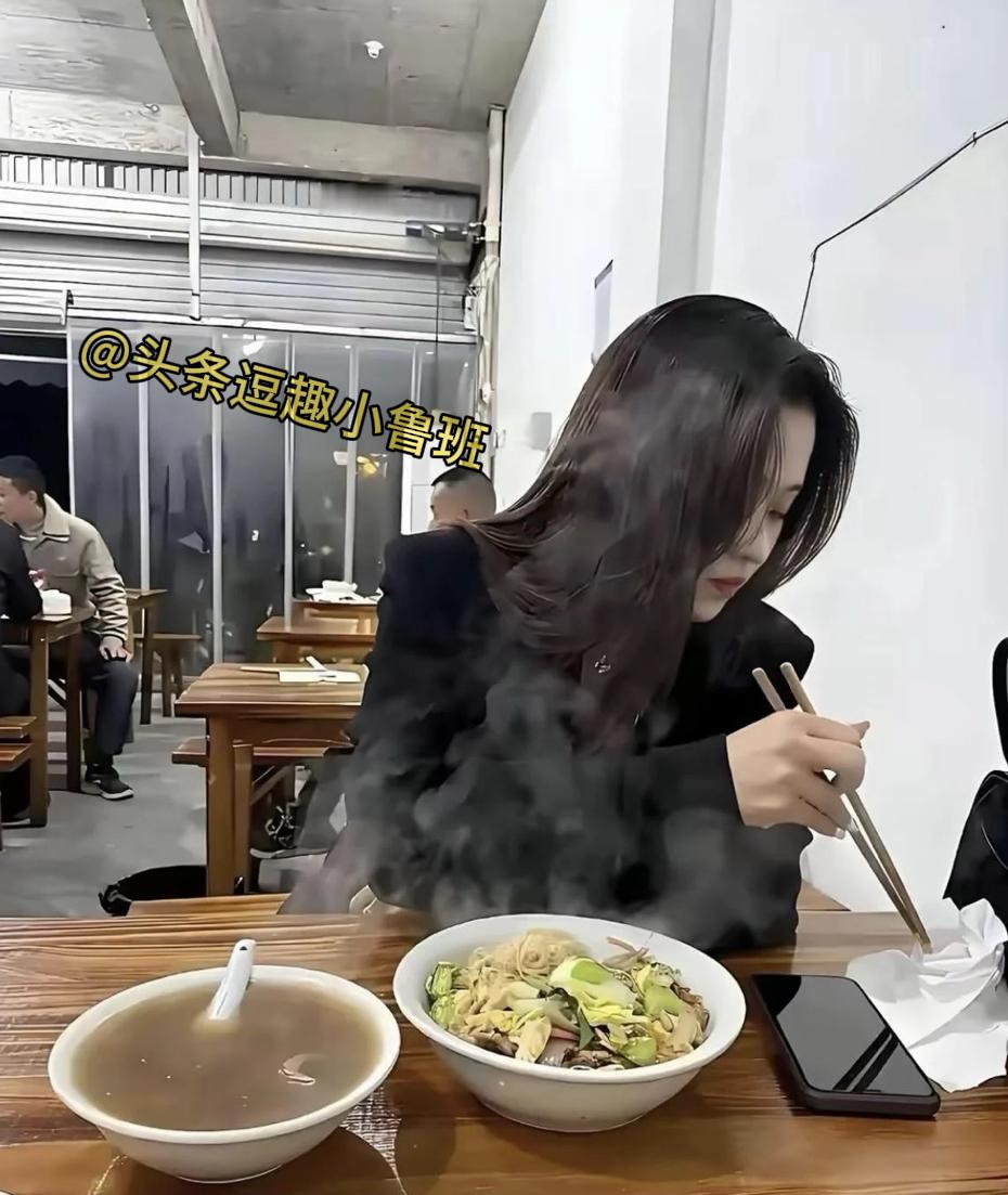 如果你有一个这么漂亮的女朋友天天陪着你一起吃面，你愿意吗？