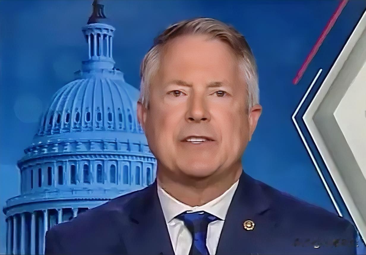 主持人:“很多人都说对鲍威尔的调查是出于政治目的，你怎么看？”

共和党参议员罗