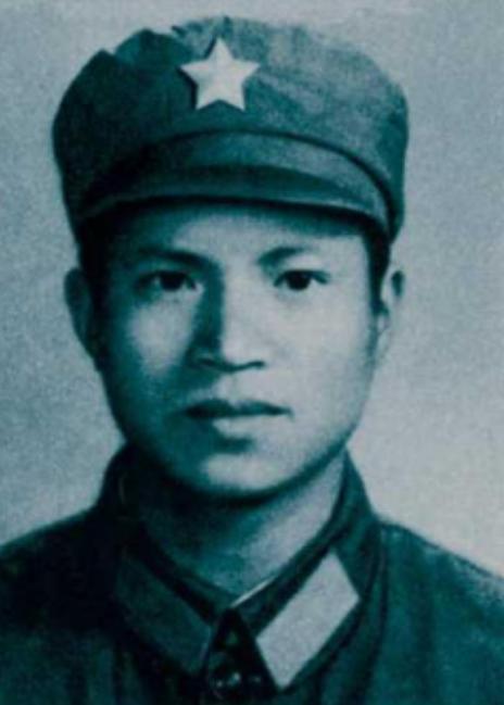 1979年，小战士重伤后仍在跪地战斗，突然，他发现膝下有一条越军的电话线，前方的