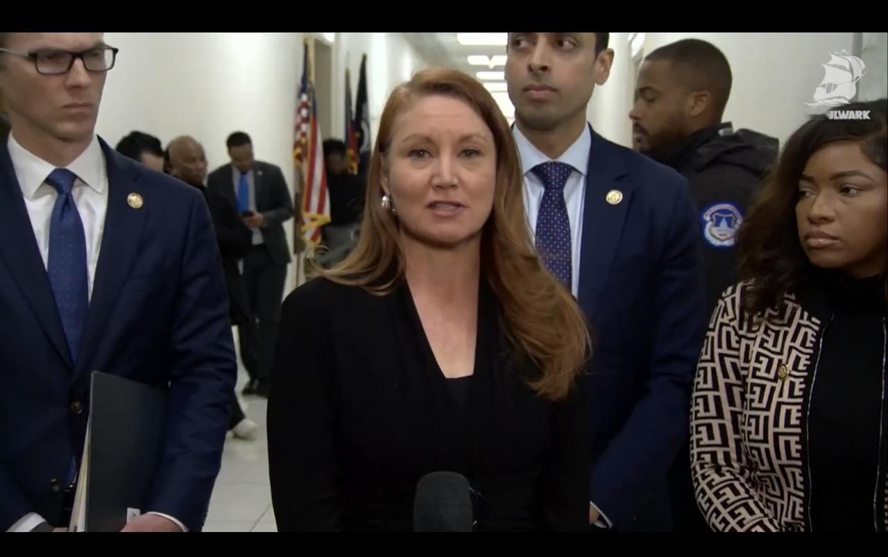 美国国会众议员梅兰妮·斯坦斯伯里Melanie Stansbury：

“美国政