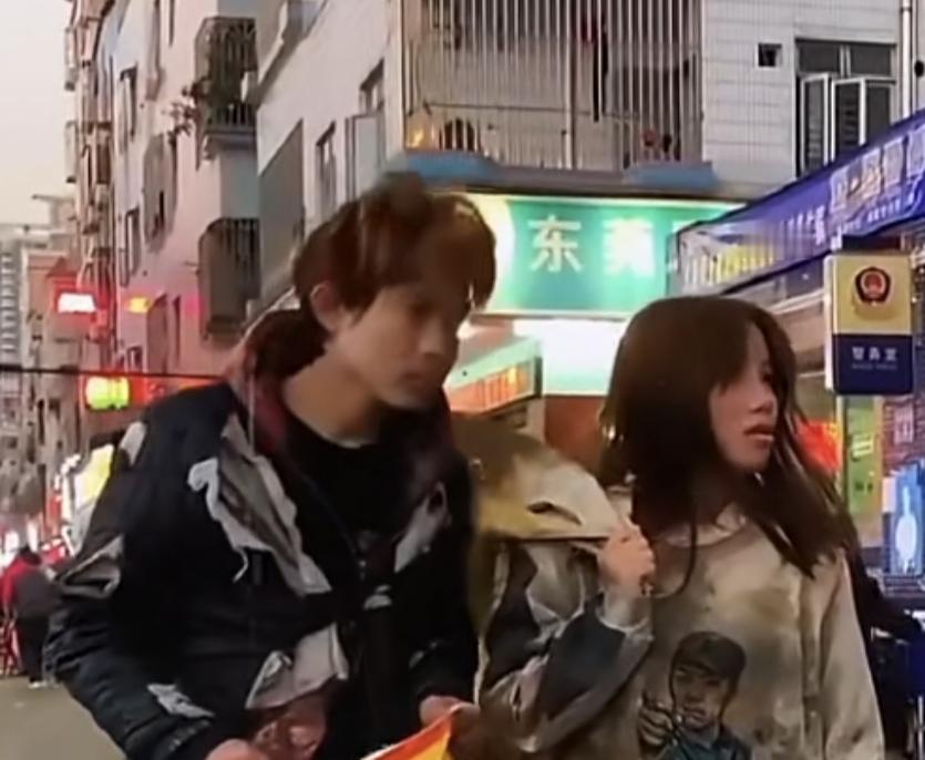 男孩身无分文，
女孩依旧选择不离不弃，甚至为了男友放下面子，和他一起去捡废品卖钱