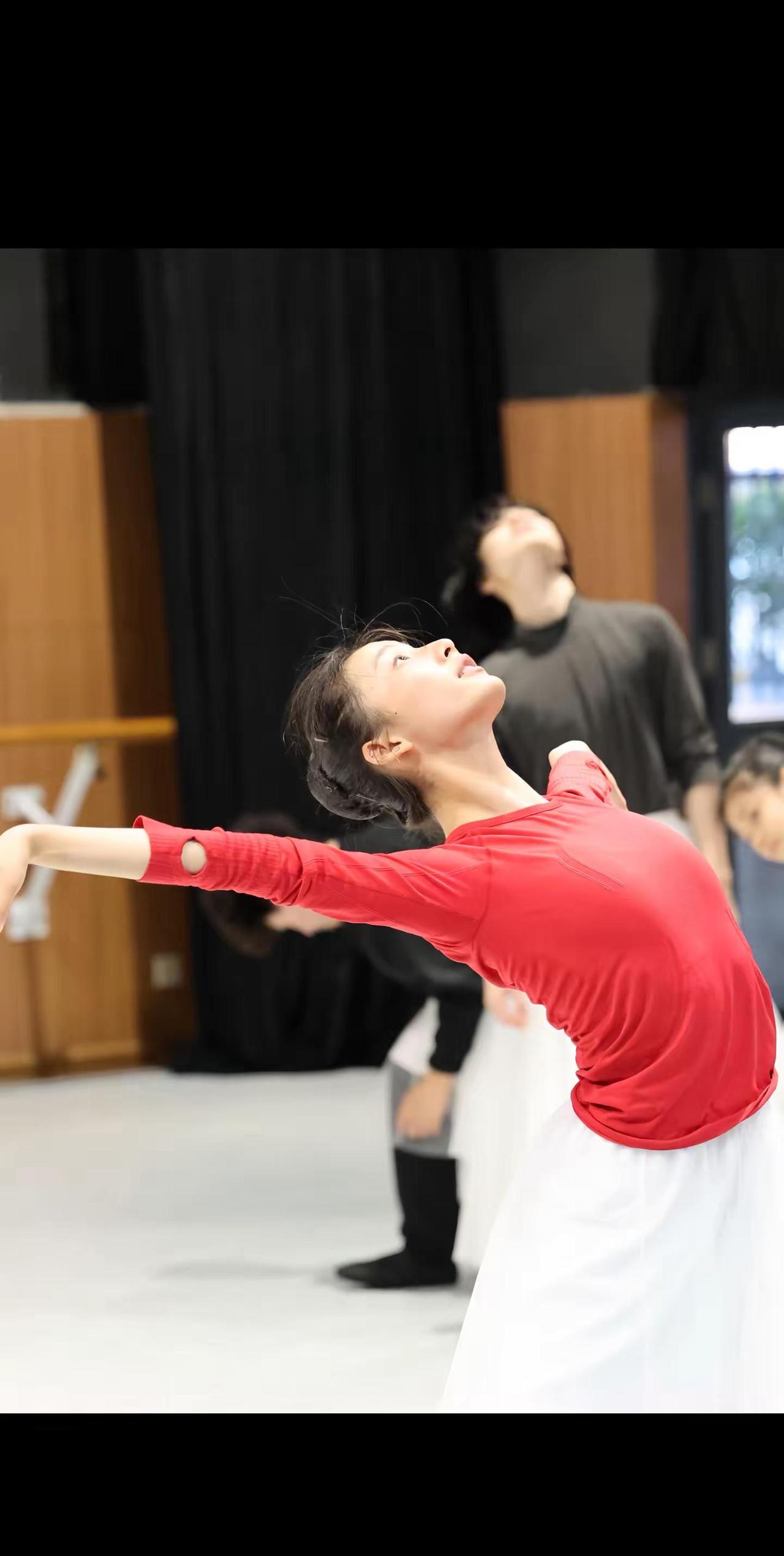 其实没想那么多 就只是喜欢这张…