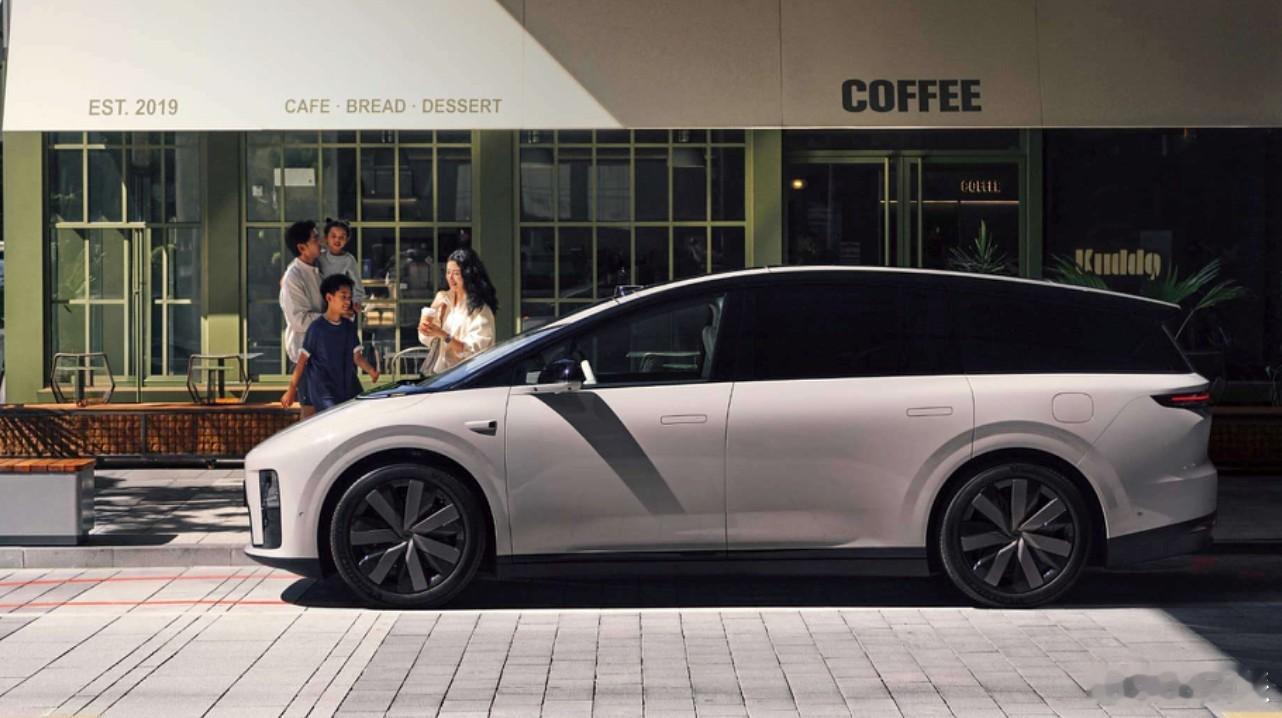 理想i8 作为首款纯电中大型SUV，定价32.18万至36.98万元，但核心配置