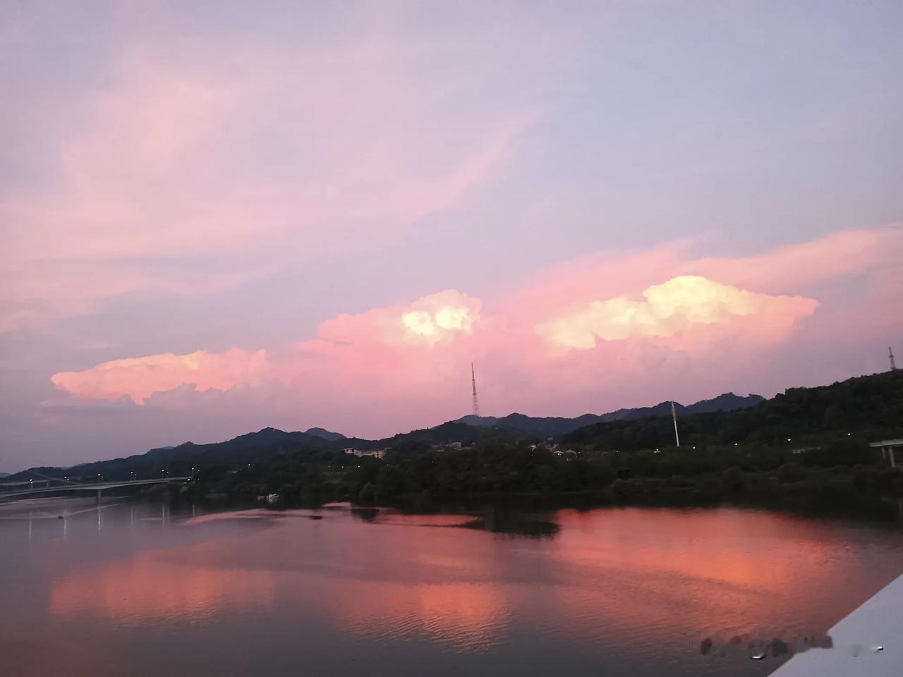 #上联：夏日长空映晚霞#
夏日长空映晚霞
微风轻抚碧波荡