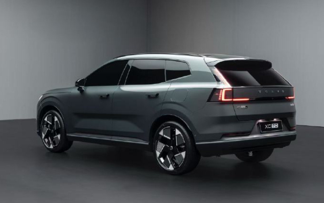 沃尔沃全新 XC70 的绿色和整体设计都很吸引人，看来沃尔沃在新能源车的设计上有