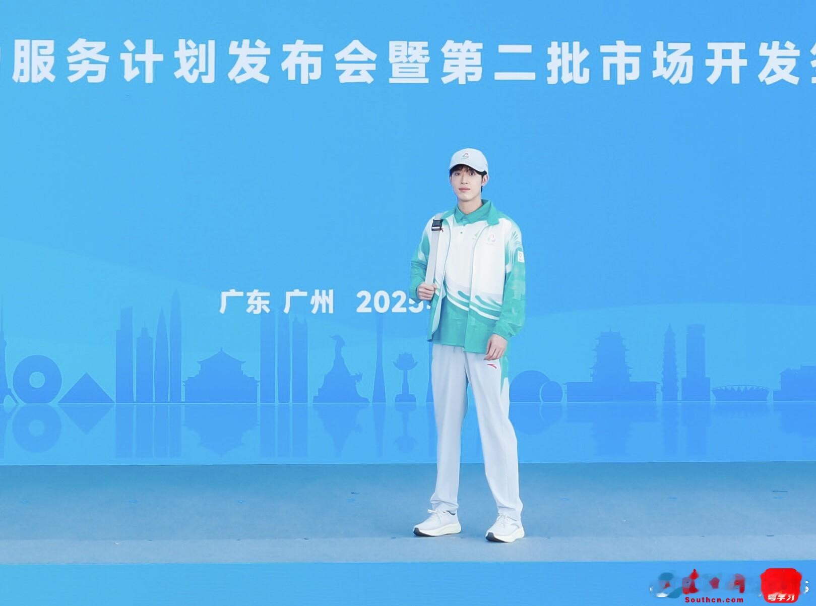 十五运会志愿者制服-碧青绿，象征奉献工作人员制服-晴空蓝，象征冷静技术官员制服-