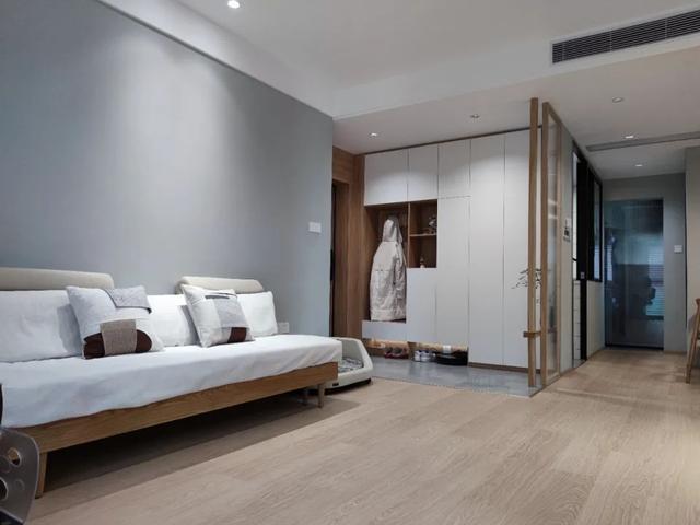 头痛！玄关无鞋柜，厨房很紧逼，餐桌挤角落！看设计师逆天改户型