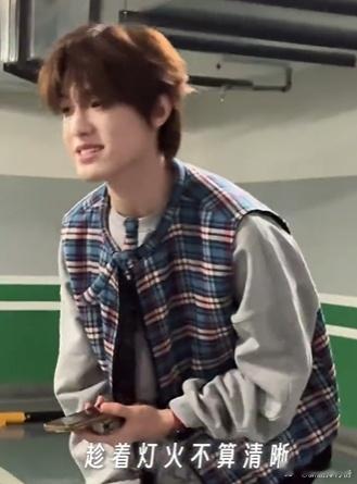 张泽禹唱两三句 泽禹的嗓音唱《两三句》也太适配了，温柔又有质感，听一遍就爱上 