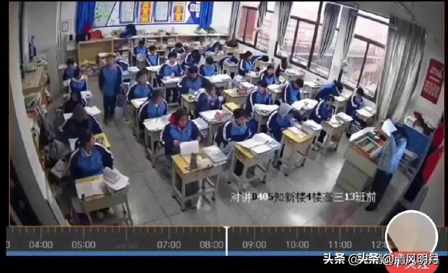 高三老师课堂晕倒，男生一个“公主抱”冲下楼！网友：这堂课，满分！

近日，一段教