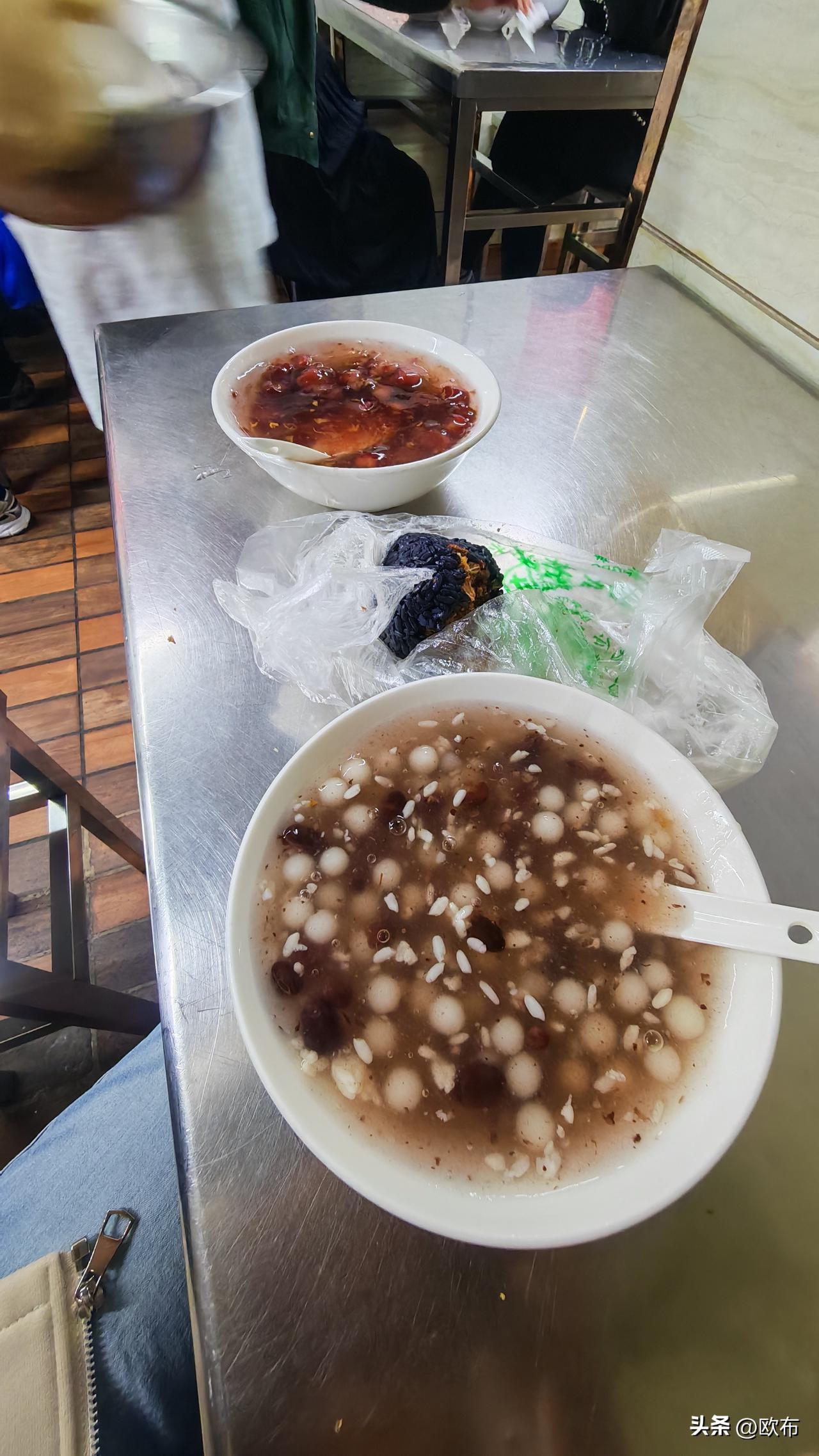 走了好几条街，才在居民区里找到一家本地人排队的早餐，二十二块钱，感觉还不贵。那个