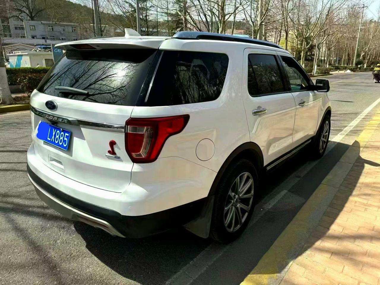 美版福特探险者。很少见！这是美版福特探险者，从他车头的黄色灯边就能看出来。这台车