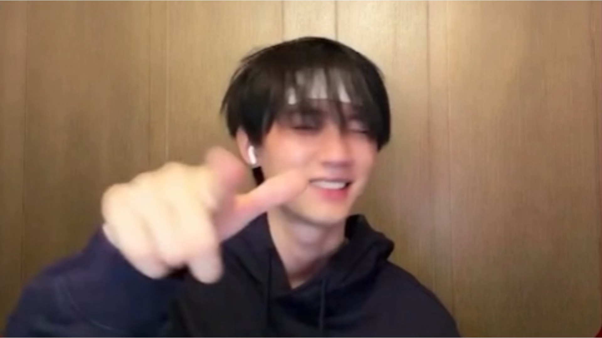 小然然生病也不忘耍帅555这太萌了🥹🤏🏻 