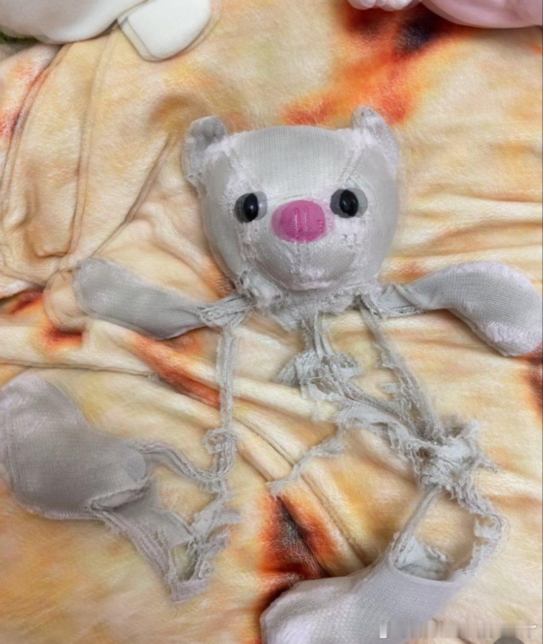 原来成年人也有自己的阿贝贝长大后才懂，每个人都有属于自己的阿贝贝。它不一定是毛绒