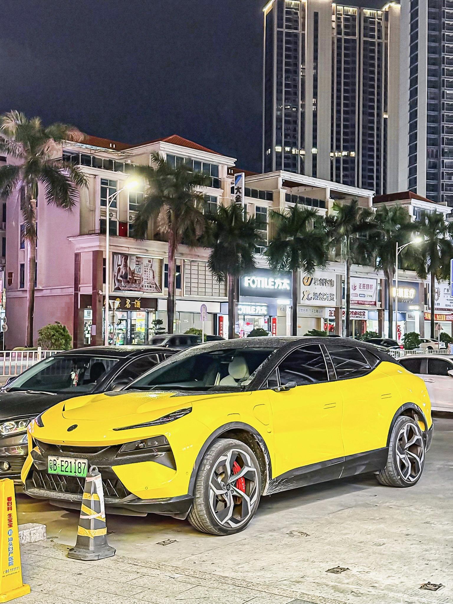 拥有超跑性能的纯电SUV路特斯eletre 流畅的车身线条空气动力设计...