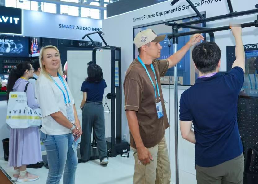 广州老外被5足机器狗惊呆了 就这一个具备了自然交互、快速学习与模块化组合能力，未