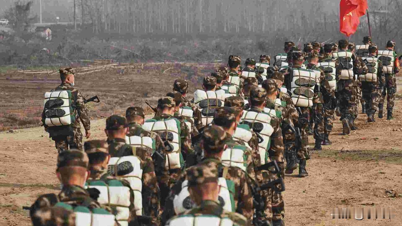 500公里拉练入伍！新兵徒步+汽车输送赴军营，两天趣事藏着热血成长。

（一）