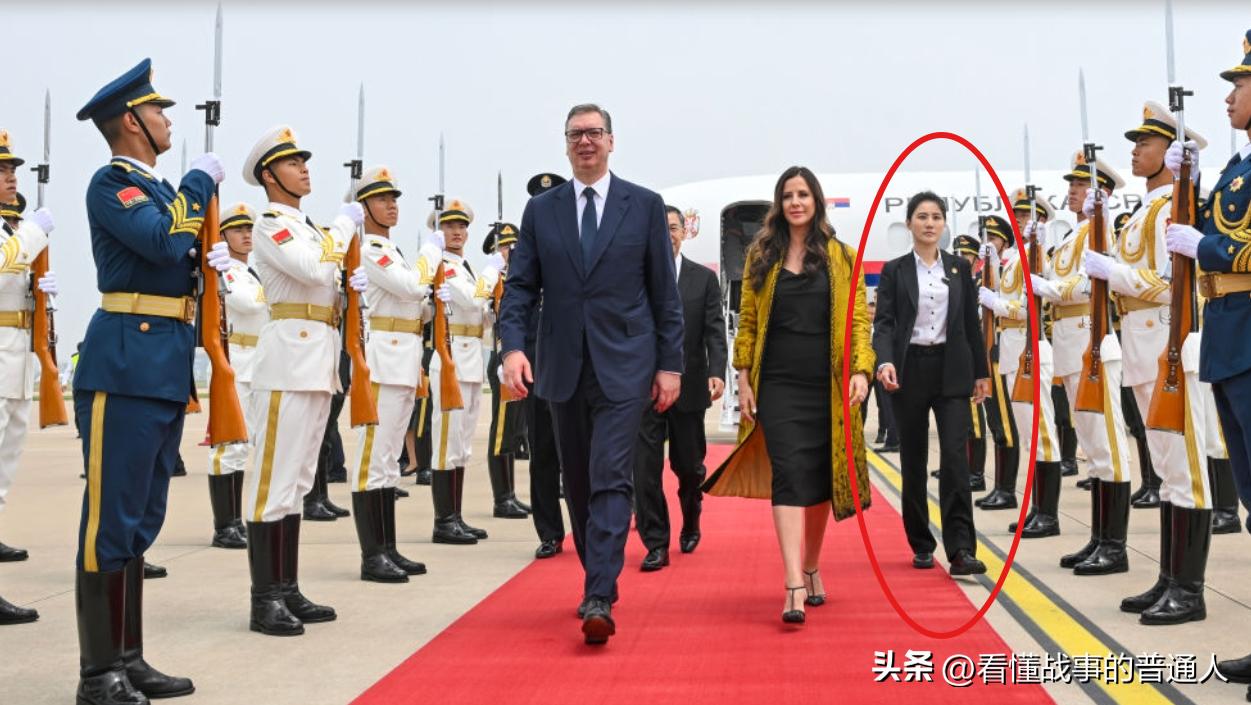武契奇访华，妻子身边站着谁？那位女特勤不是新面孔，眼尖的人早发现她多次出现在来华