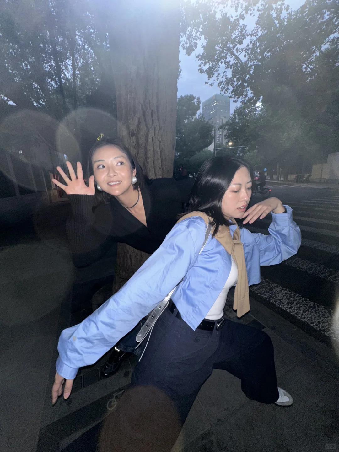 和一位丽人在街头做一些抽象行为
