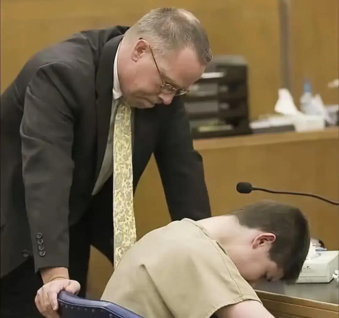 15岁男孩宁愿睡球场也不回家
 
伦敦少年把切尔西主帅当监护人，法庭直接批了。他