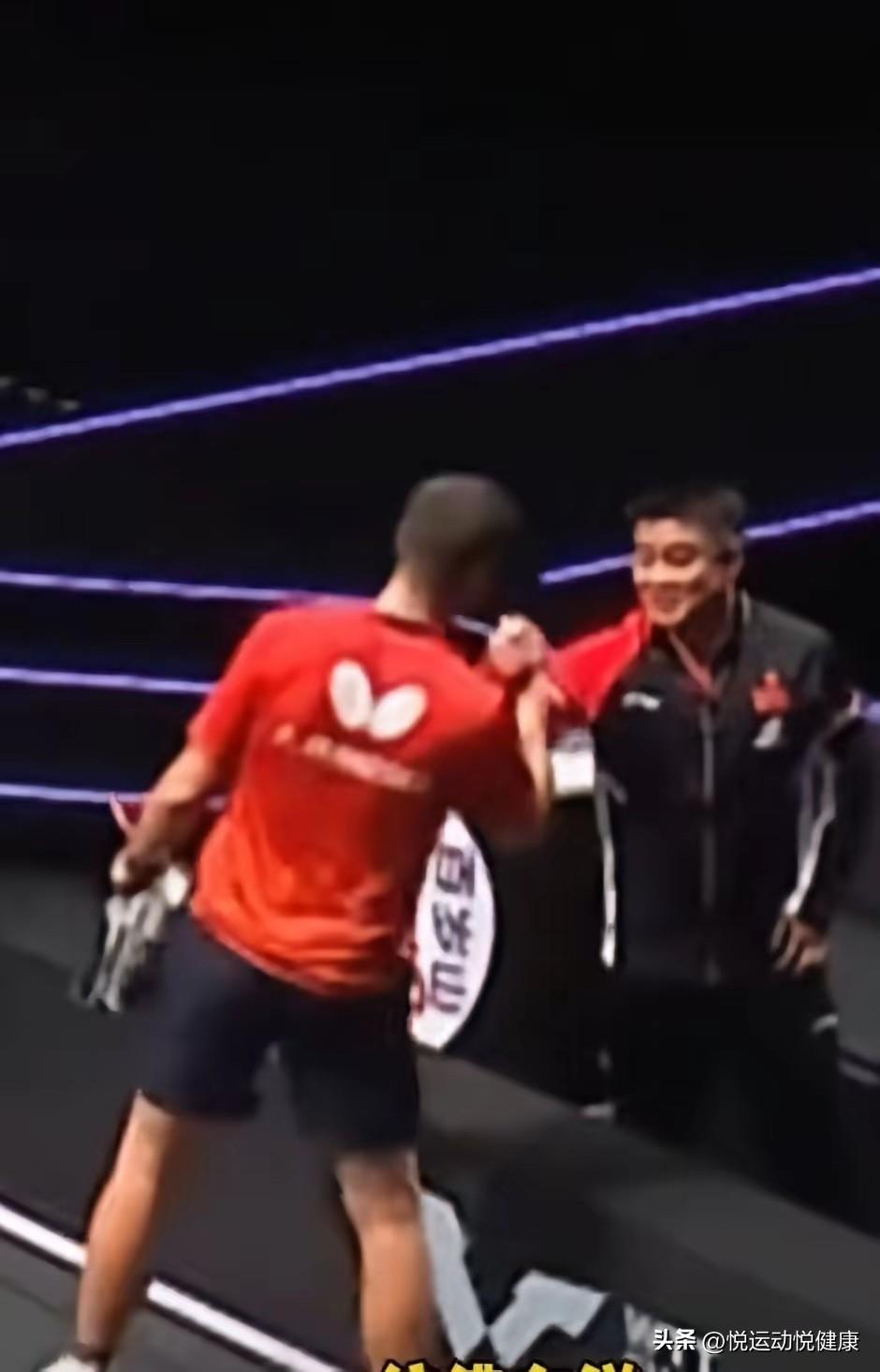 输球王皓也会笑的，不止会黑脸。赛后对老弗笑开花，原来输球也分人。

向鹏输给德国