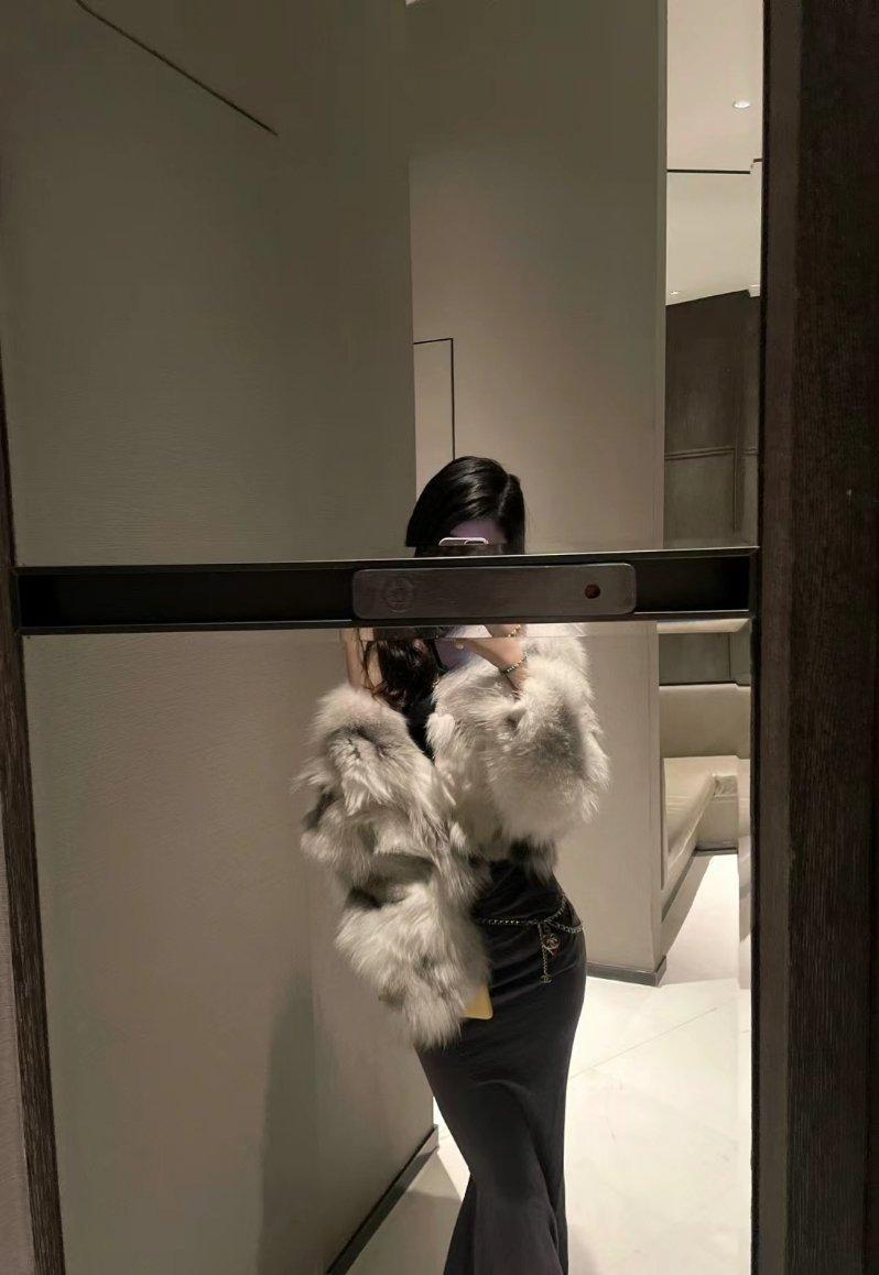 路还这么长 这个年纪不该忧愁万分的 生活嘛，慢慢来 所有的好运都在路上 . ​​