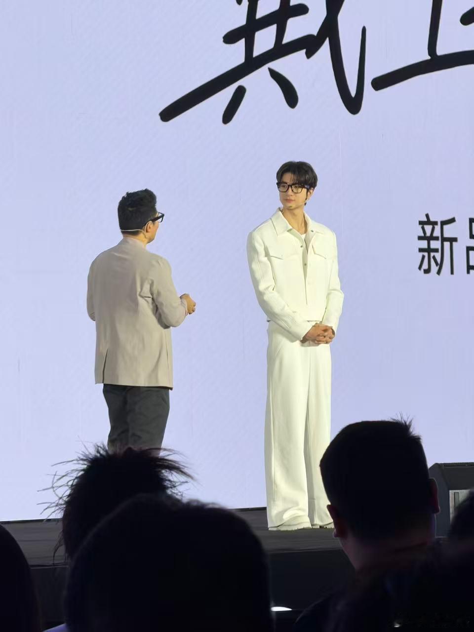 Rokid这次的新品挺有意思，走国潮路线，把非遗工艺和科技结合，而且设计不古板，