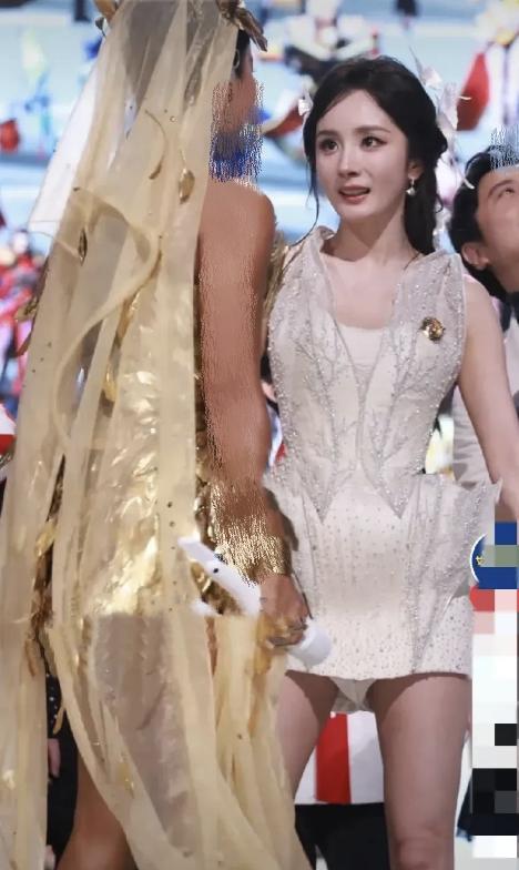 杨幂受伤了
一夜之间
喜欢杨蜜的人都沉默了
因为她犯了全天下女人都会犯的错误
那