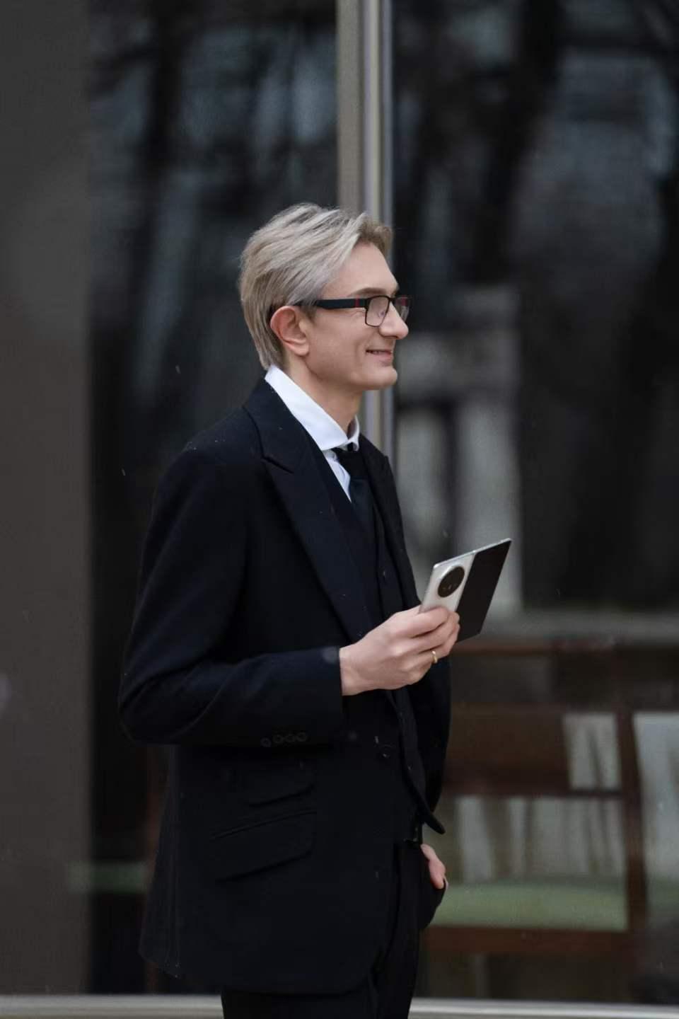 拉利先生（辛金斯）和荣耀MagicV6把优雅演绎到极致了！

刷到一个视频在视频