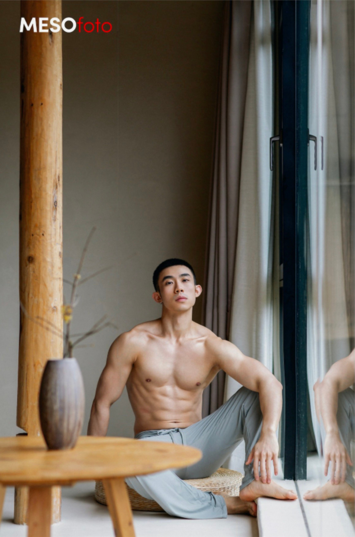 图片来自《Under A Quiet Rain》写真集｜氛围男体摄影 模特Ken