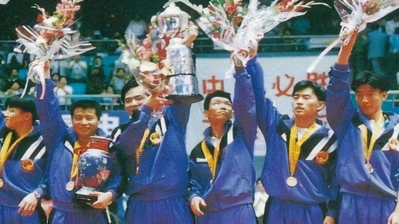 这张照片摄于1995年天津世乒赛男团3：2战胜瑞典队夺回阔别6载的斯韦思林杯的颁