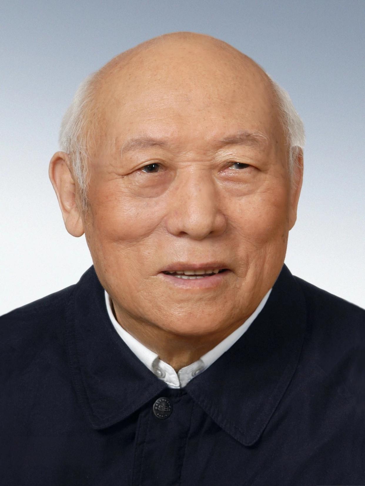 他30岁奉命赴东北接管沈阳，之后出任沈阳市市长、沈阳市委第一书记。50岁转战外交