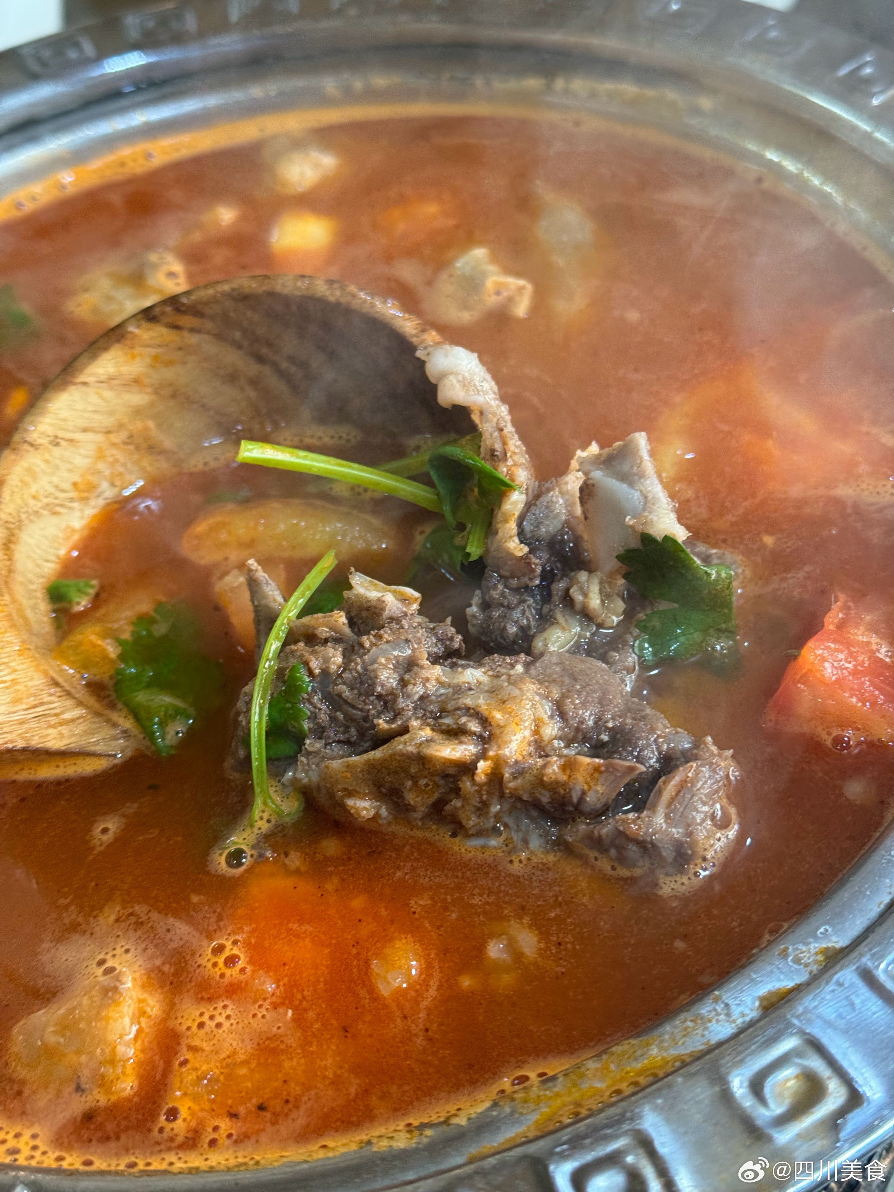 康定第一顿藏餐基本是以牦牛肉为主题，牛头肉甜糯Q弹，牦牛肉比较有嚼劲，卡得我牙齿