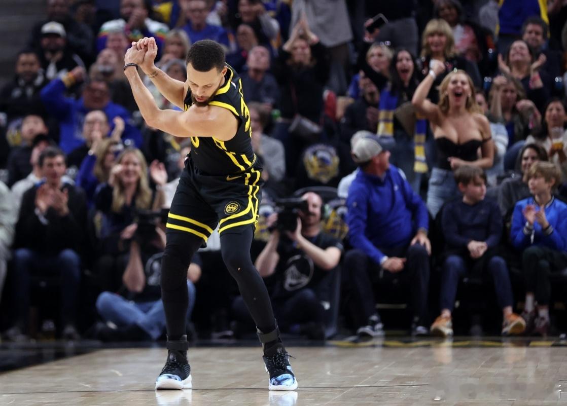 库里真行走的摇钱树[笑cry][笑cry]在库里做出挥高尔夫动作的时候，身后的一