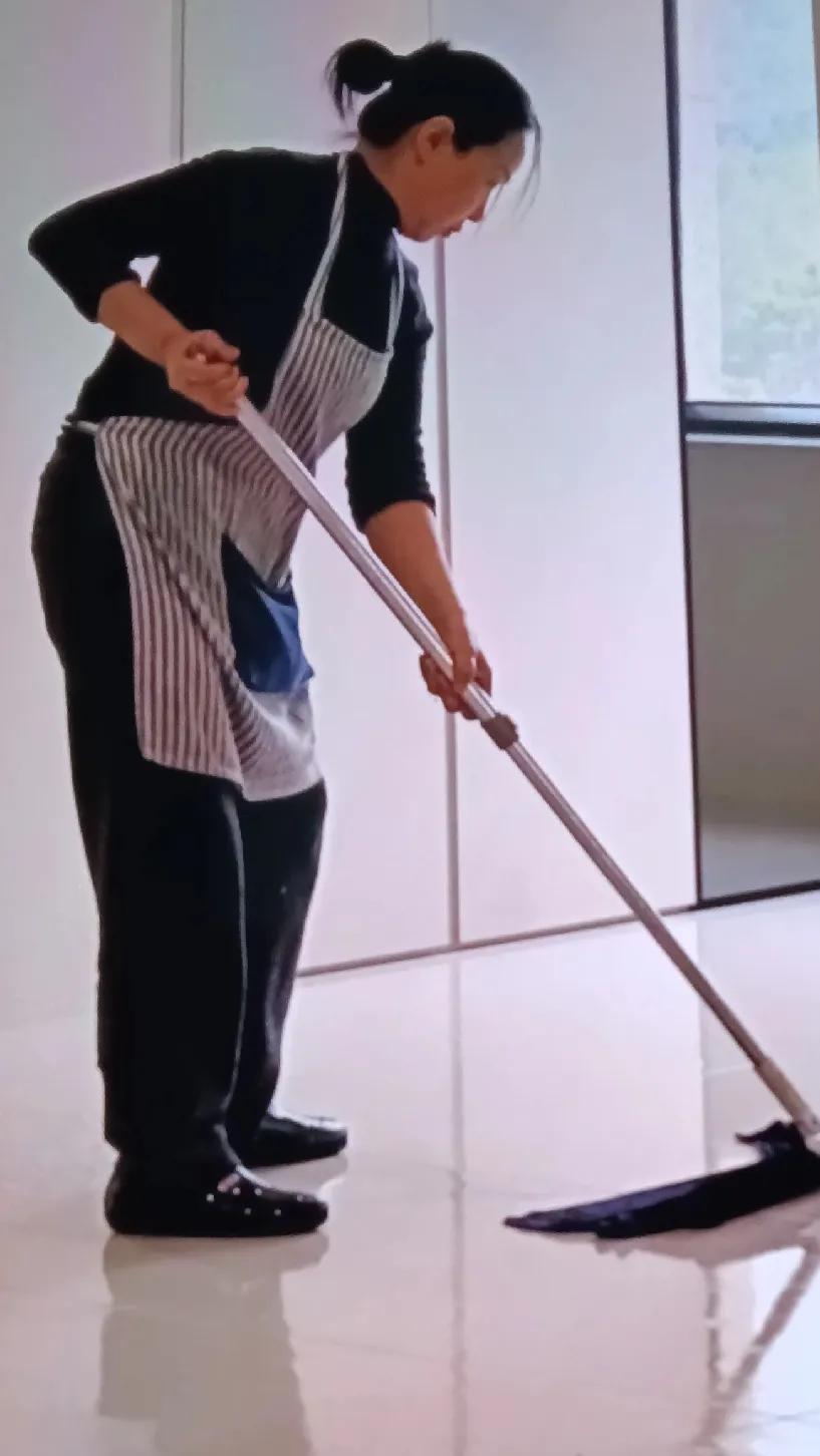 阿姨刚上户就提七个要求被雇主骂，

   这事看着是时机不对，

    实则藏