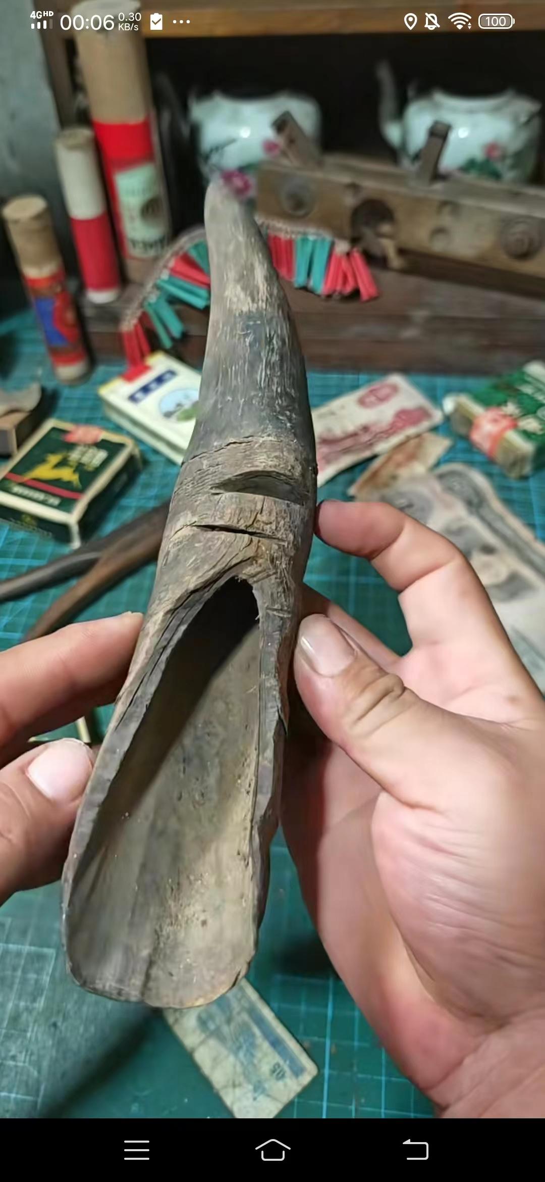 这个是牛角做的，不知道是做什么用的？前两天拆牛厩在墙洞里发现的，我估计是牲口病了