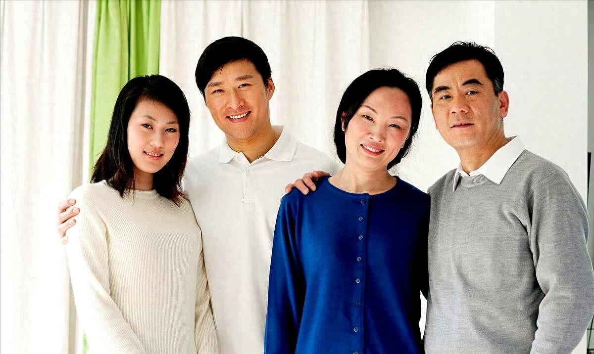 老公的道歉让我又一次燃起希望。
有一段时间老公确实好了一些。
因为儿子结婚了，家